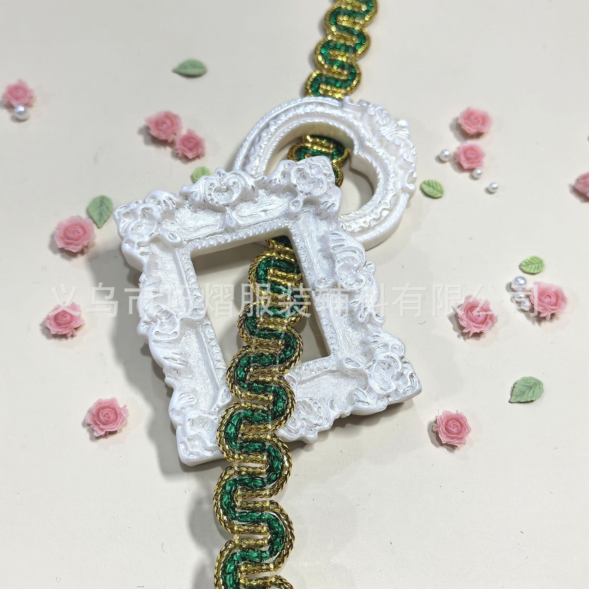 Venta al por mayor de fábrica de color de oro y plata lentejuelas florales con adornos accesorios de ropa accesorios de estilo étnico ondulado