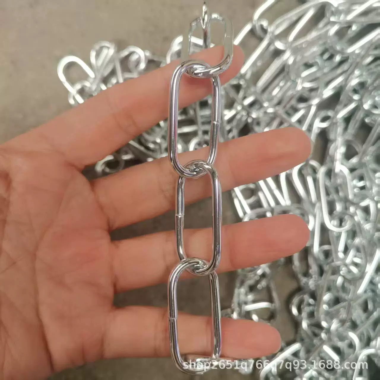 Производители поставляют цепи для люстр, декоративные цепи, цепи для подвешивания одежды, цепи для ограждений, оптом и в розницу, длина на выбор.