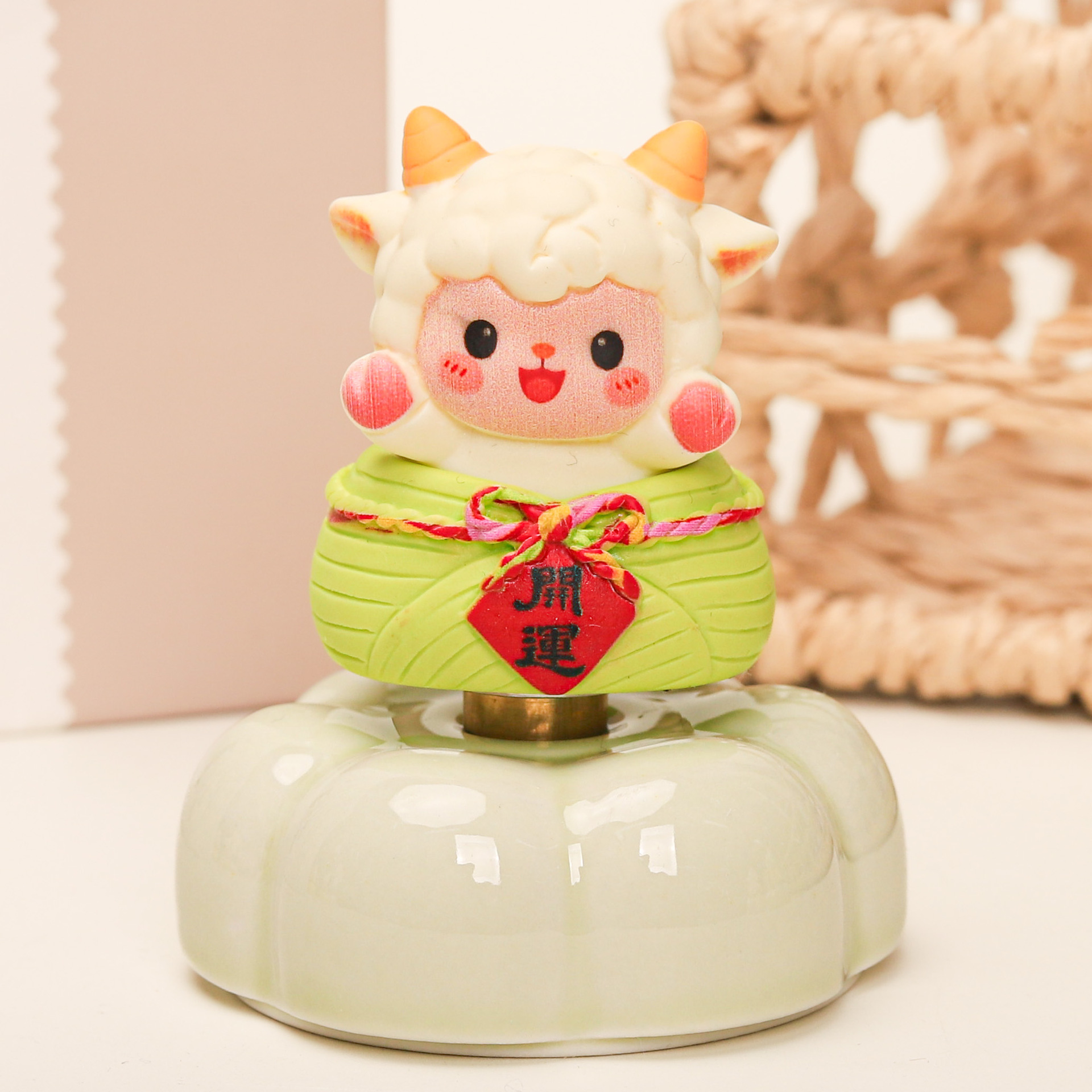 Internet Celebrity Dreamer Capybara Lulu Rotating Car and Desktop Ornament, Gift for Stalls and Giveaways, Wholesale