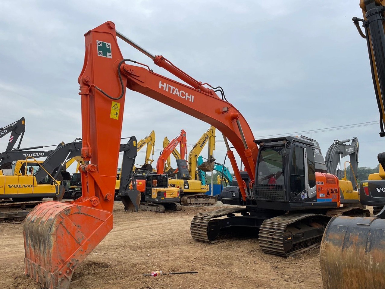 Exportación de línea nacional y extranjera de segunda mano Hitachi 200 210 220 240 250 excavadora para enviar accesorios