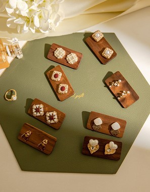 Creative rounded corner design solid wood wood chip jewelry retro walnut wood earring display display jewelry display stand shooting