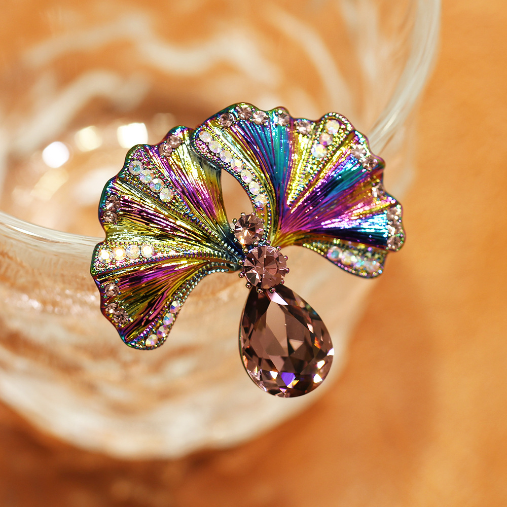 men’s Brooch For Stylish Layering. Vintage-inspired Yet Minimalist Design That Adds Quiet Confidence And Effortless Elegance To Any Outfit. New Niche_voghion.com