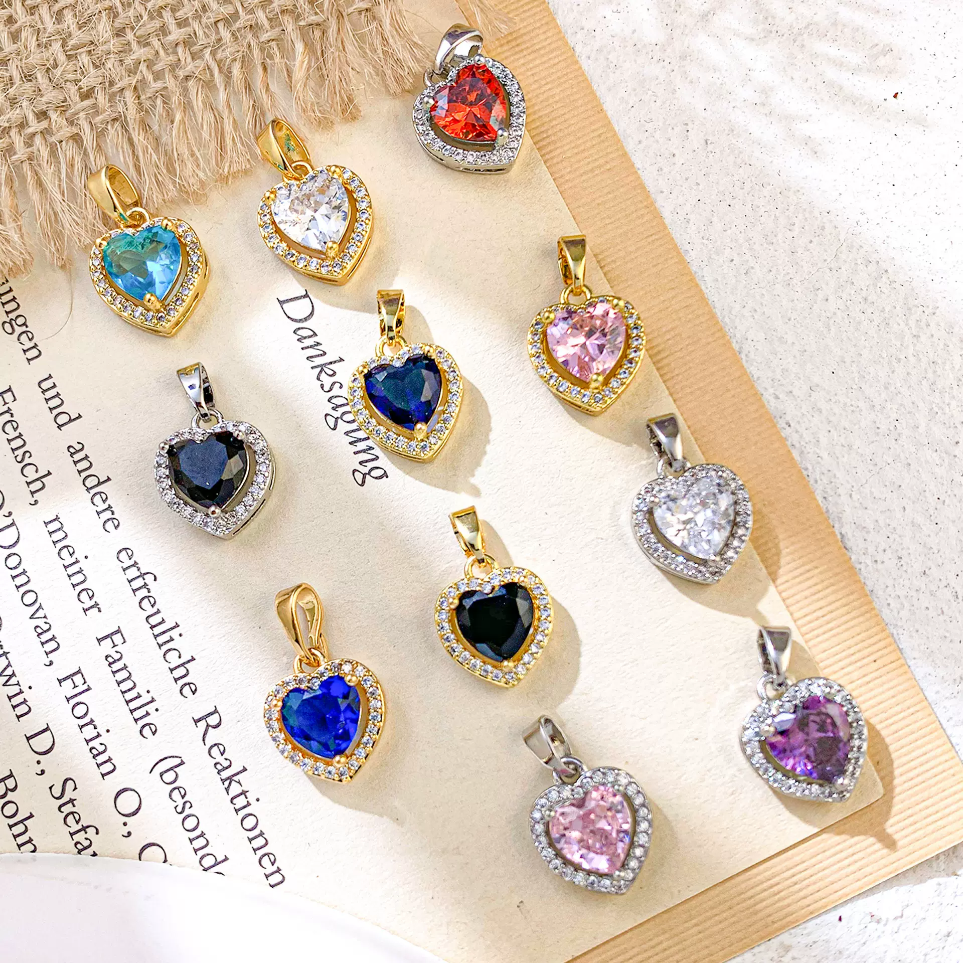 吊坠新款热卖彩色爱心吊坠随心配时尚经典百搭高级感不掉色吊坠女