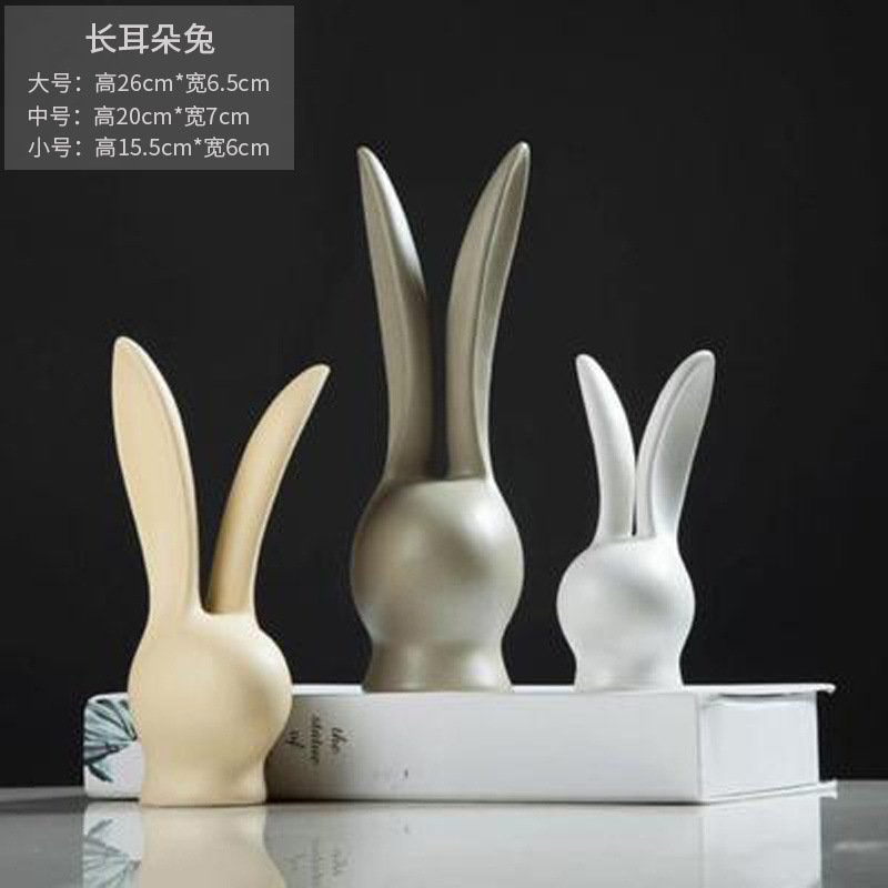現代のシンプルな陶磁器の装飾品は家庭の客間の酒場のテーブルの上にアイデアの部屋の戸棚を飾っています。|undefined