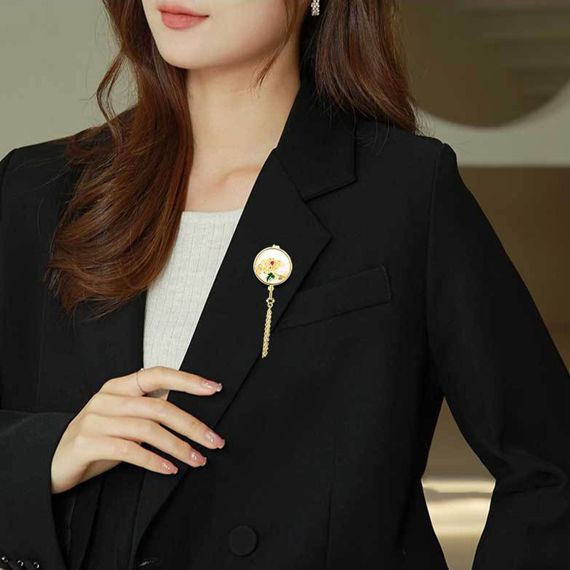 Retro fashionable elegant small design brooch