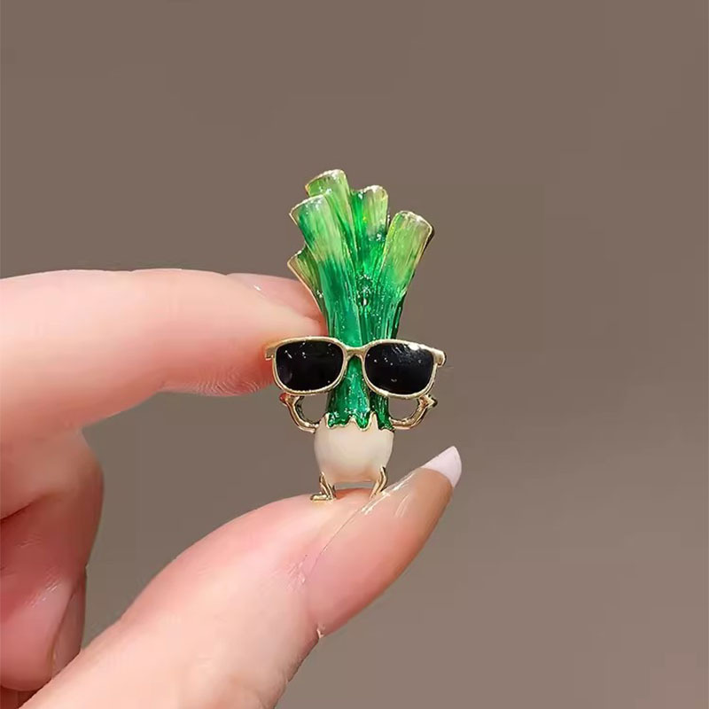 趣味のおかしなメガネのネギのブローチの女性の漫画のかわいいデザイン感の胸の花のアイデアの野菜のピンのスーツの装飾|undefined