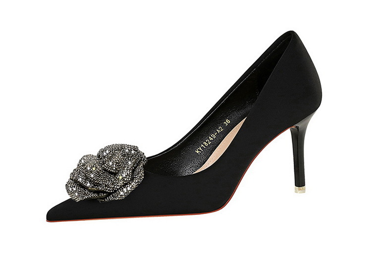 Eleganta damskor med hög klack i satin med strassblomma_voghion.com