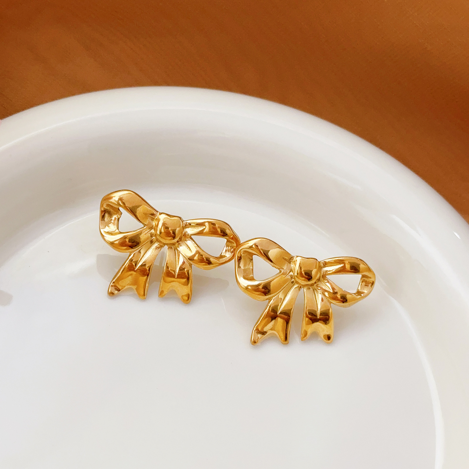 Arco de mariposa Europa y Estados Unidos personalidad collar de acero de titanio pernos de moda lujoso ligero conjunto de joyas personales femeninas