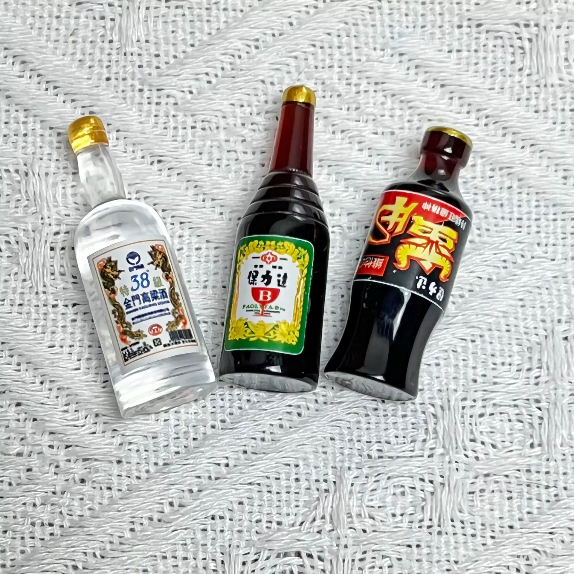 Тайваньское вино сорго Polida Bull Bull Simulation Смола Материал наклейки на холодильник Микроминиатюрная мини-бутылка для напитков