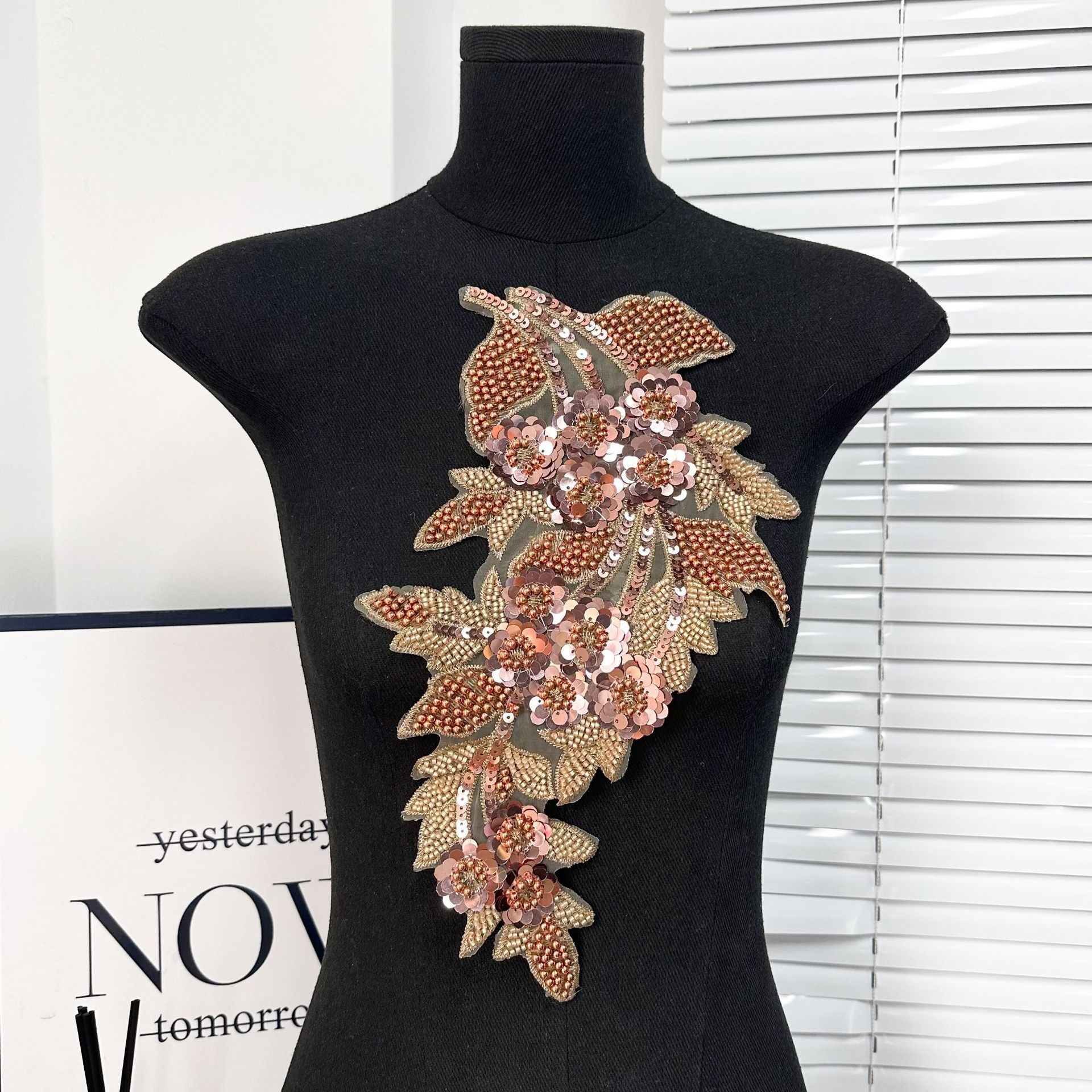 Ventas transfronterizas calientes de bordado de malla sequinilla de tela de color plateado pegado vestido vestido vestido de rendimiento ropa accesorios DIY