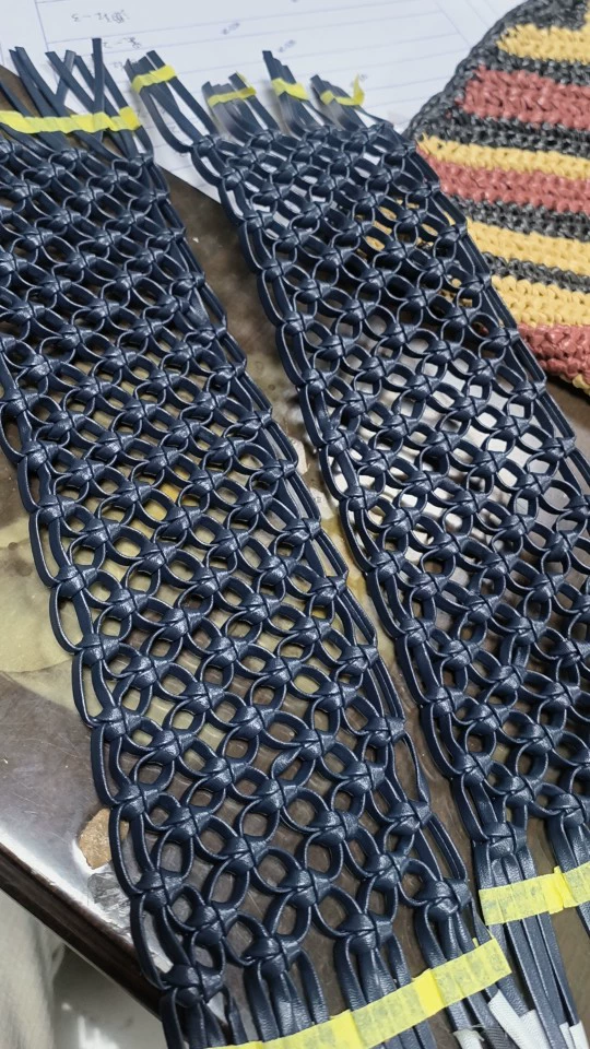 В 2024 году популярны шлепанцы, вязаные вручную, сандалии с хлопковыми нитями. Ручная плетеная сумка тканый пояс ремесла