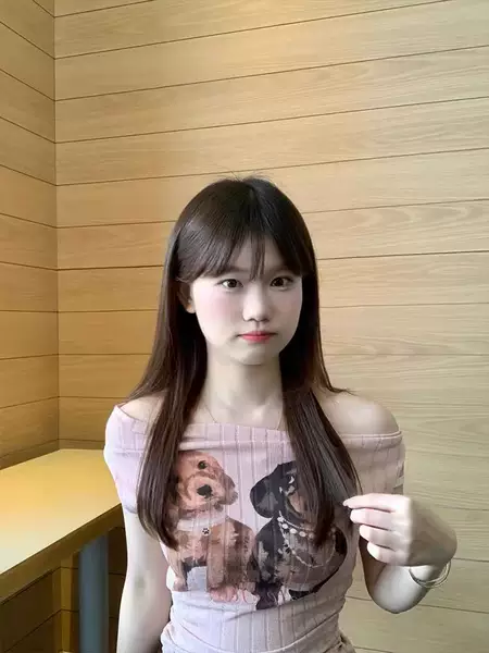 American-Style Sweet and Spicy One-Shoulder Puppy Print Short-Sleeve T-Shirt for Women, Summer Slim-Fit, Unique and Stunning Short Top