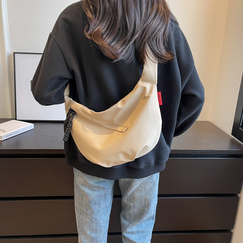 Bolsa de gran capacidad para las mujeres 2023 nueva bolsa de hombro casual estilo coreano color sólido bolsa de mensajero moda estudiante bolsa de nylon dumpling