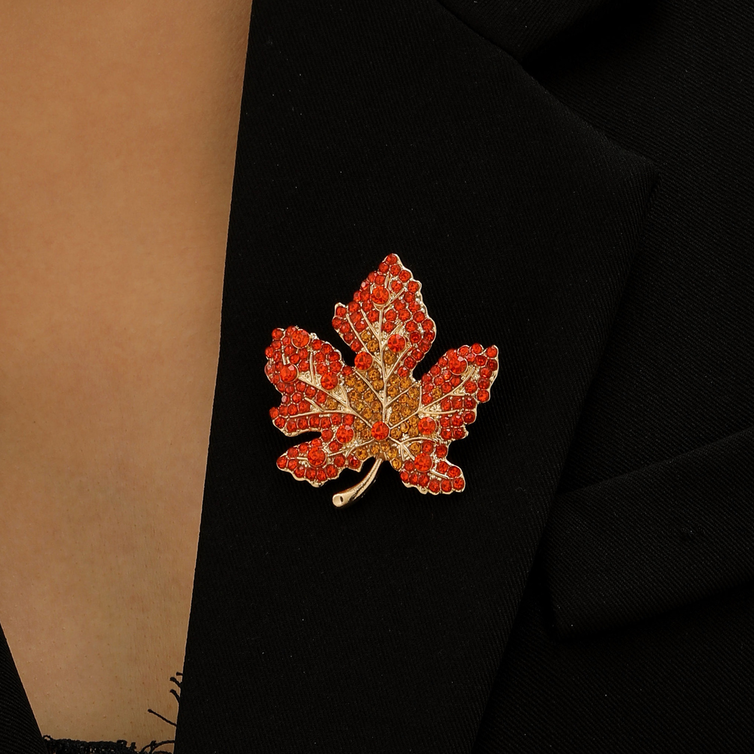 Brooch with a High-End Feel, Light Luxury Temperament, Versatile Maple Leaf Niche Pin, New Style Suit Coat Rhinestone Brooch Accessory for Women
