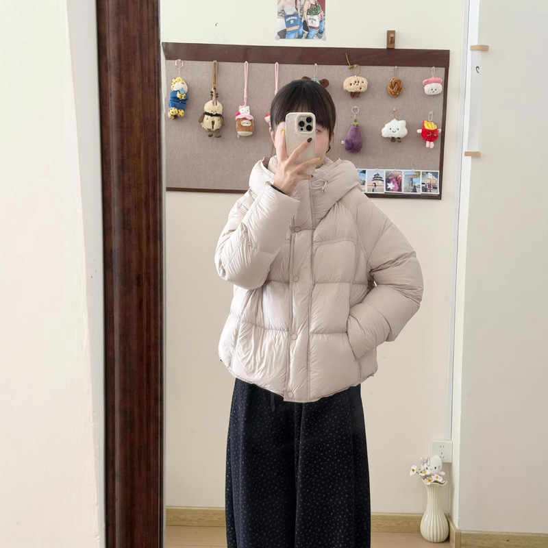 New National Standard 90% White Duck down European-Style Women's Short Loose Thickened Puffer Jacket, Stylish for Commuting New National Standard 90% White Duck down European-Style Women's Short Loose Thickened Puffer Jacket, Stylish for Commuting