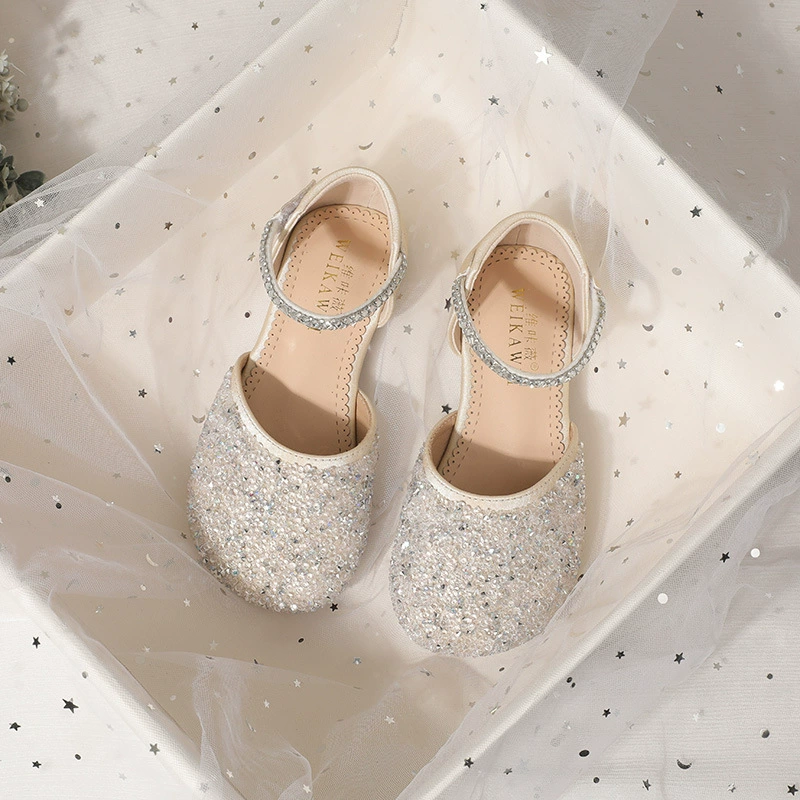 Детские сандалии Баотоу 2025 Новый летний стиль для девочек, обувь принцессы, обувь для маленьких девочек, модная универсальная хрустальная обувь