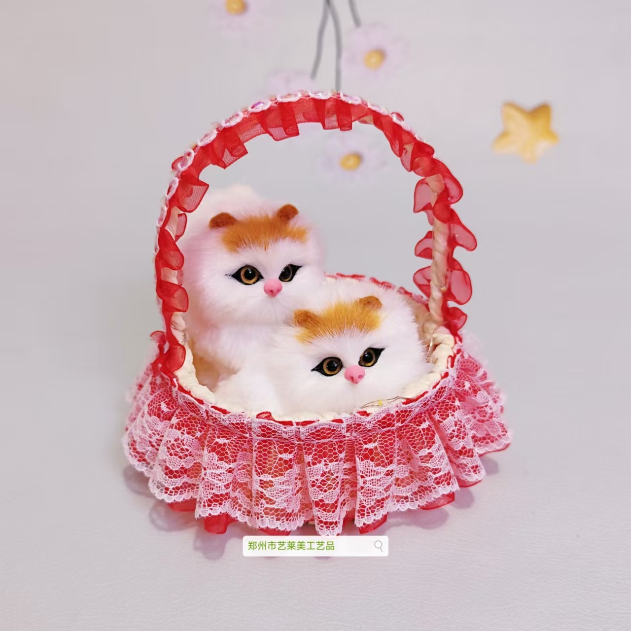 빨간 레이스 바구니 엄마와 고양이가 짖을 수 있어요