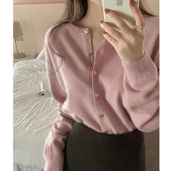 フランスのピンクのセーターの女性は秋冬の外で怠惰で優しい風が好きです。