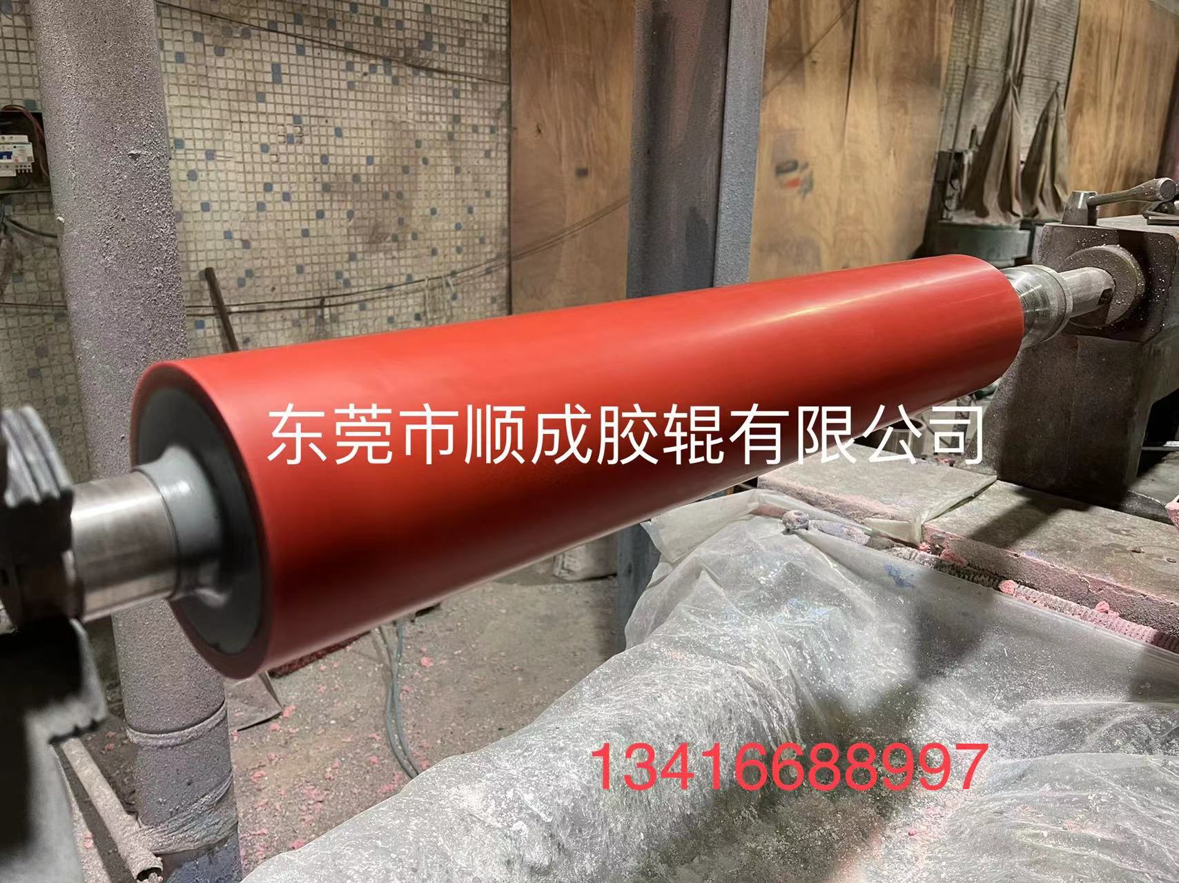 厂家供应耐高温硅胶辊工业胶辊胶辊厂家覆膜胶辊欢迎来图来样制造