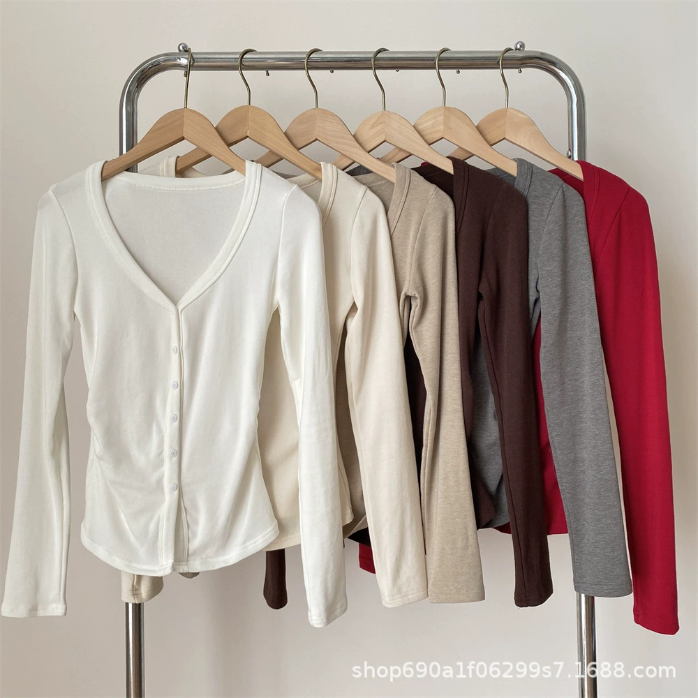 Плиссированная футболка персикового цвета с воротником и пуговицами