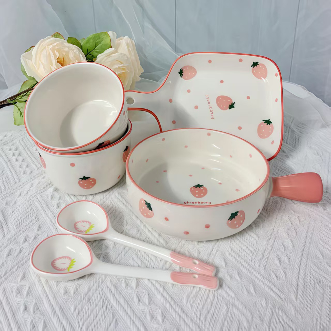 Set de platos de fresa cerámica desayuno tazón de cocina casera encantador esmalte de color arroz tazón y palillos combinados set de cubiertos