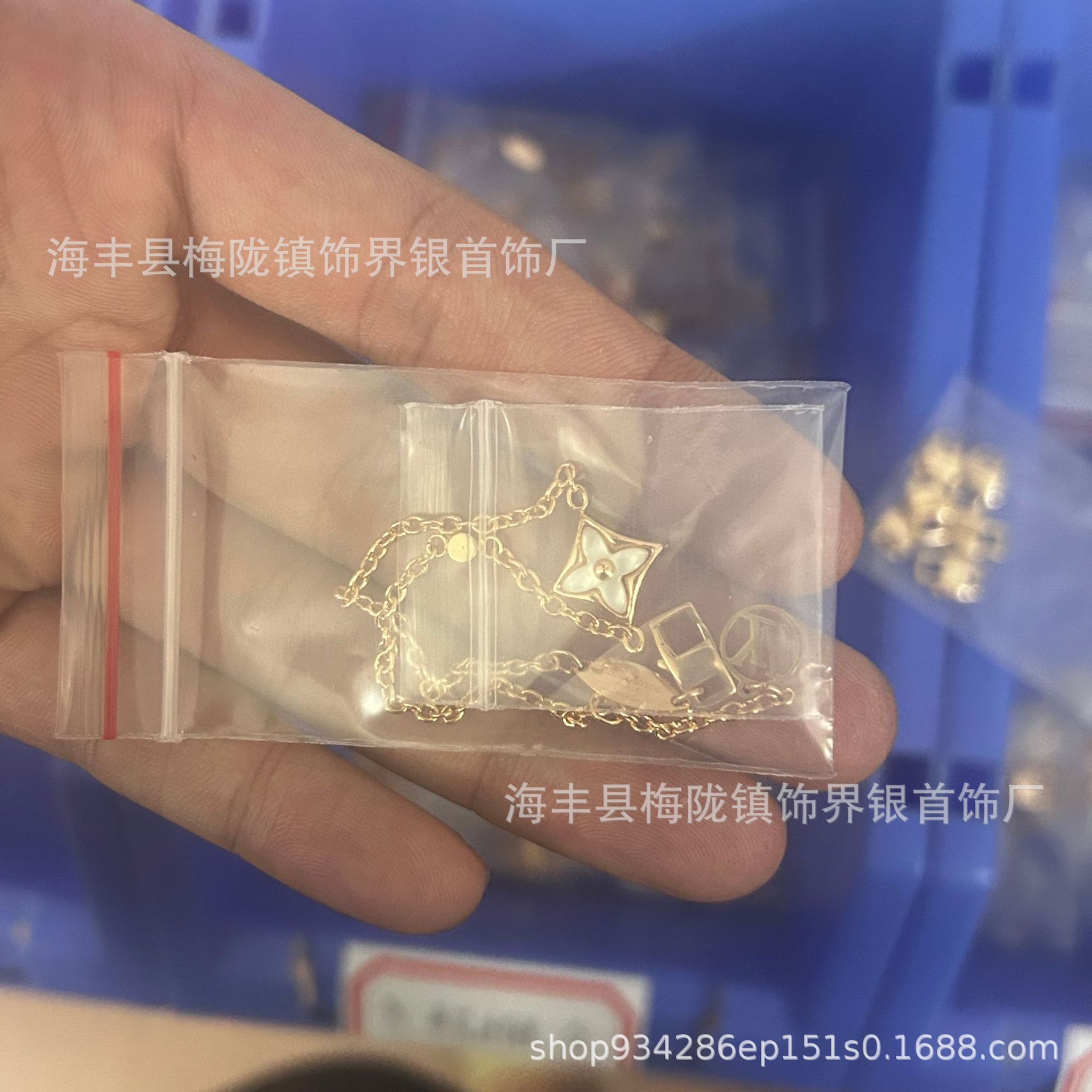 Donkey Familyの新作高級版四つ葉のクローバー五花ブレスレット、女性用18金メッキ、オールドフラワーパウダーシェルネックレス、アマゾナイトイヤリング