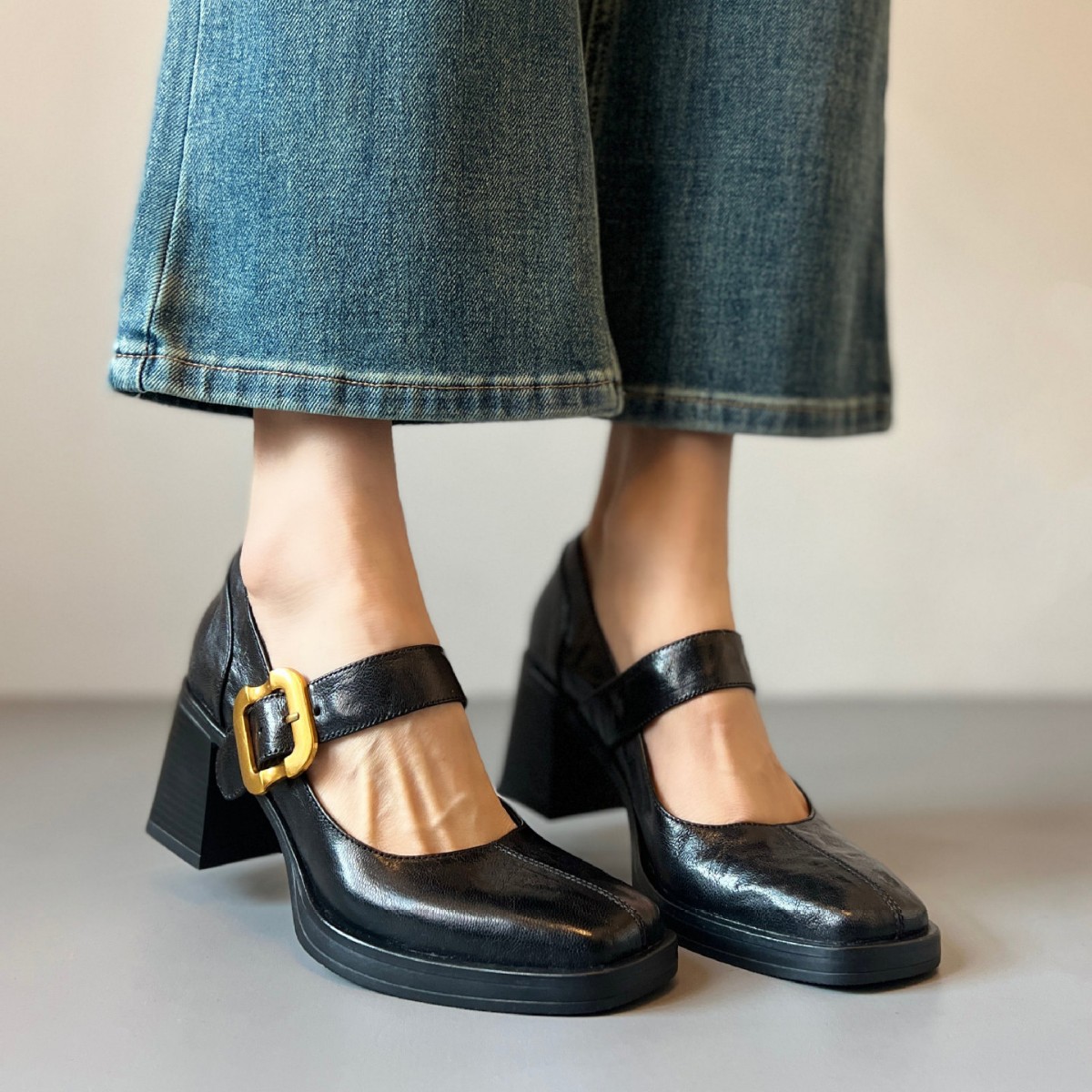 Retro Mary Jane shoes heels with a strap square toe made of soft leather platform low-cut, (Physicals)