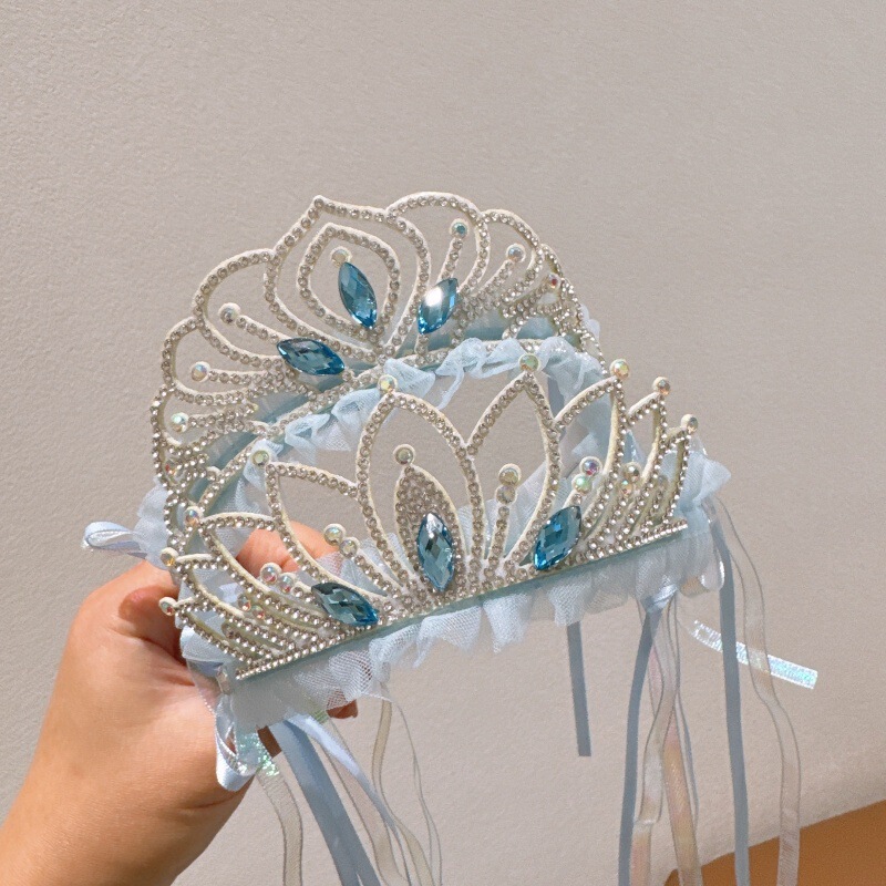 お姫様のクラウンのカチューシャ姫の氷雪の奇縁に合わせて髪飾りをします。|undefined
