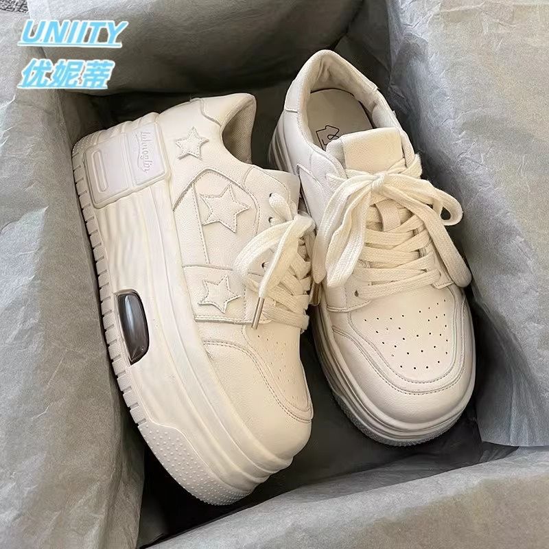 Zapatos blancos de suela gruesa para mujeres delgadas pequeñas rojas de red con el mismo aumento de estrellas zapatos de skate bajos de bienestar zapatos de mujer