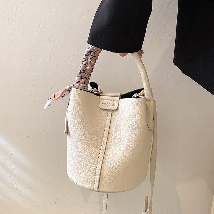 Bolso de mano universal bolso de mujer 2025 nuevo estilo estilo estilo extranjero sensación de bolso de cubo de verano sensación de alto nivel de hombro mochila