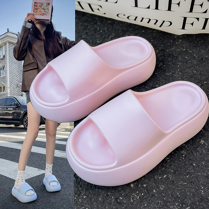 Zapatillas de aumento de fondo grueso para mujeres en verano 2025 nueva ropa casual exterior Eva antideslizante arrastre interior explosivo remolque frío