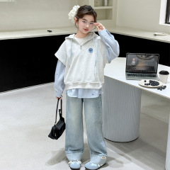 女の子の衛衣春秋モデル2025新型洋気ファッション女の子の春の服装は帽子の長袖の上着をつなぎ合わせます。