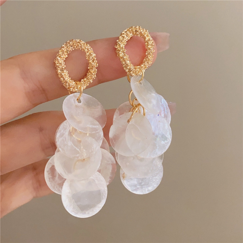 Pendientes de borla de concha blanca redonda con aguja de plata Pendientes de todo fósforo de moda de estilo de vacaciones Pendientes de alta gama de nicho al por mayor