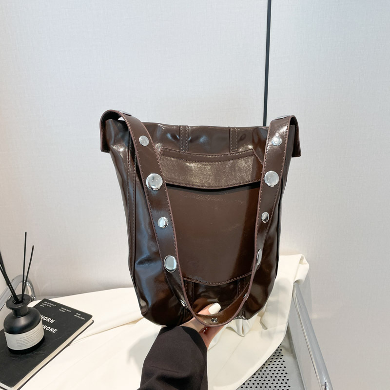 Bolso de axila de textura de alta calidad 2025 verano nuevo bolso femenino retro remache bolso de hombro de gran capacidad de moda