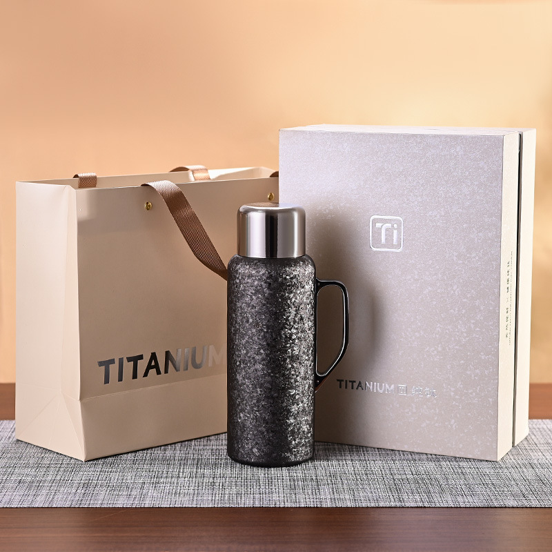 Taza de titanio Taza de titanio puro Taza de aislamiento térmico de alta capacidad de separación de té Taza de aislamiento térmico montada en automóviles Taza de titanio para hombres