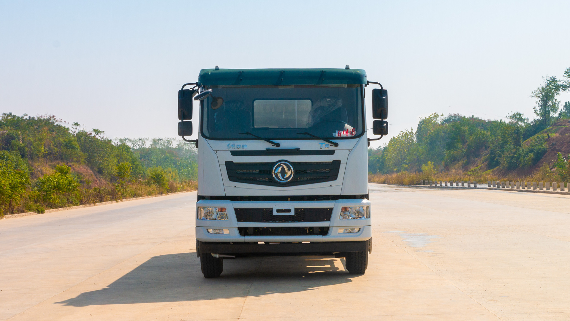 Dongfeng Huashen Hou Shuangqiao 22 Square Sprinkler Truck, Used for Factory Watering on the Construction Site, Landscaping Sprinkler Truck