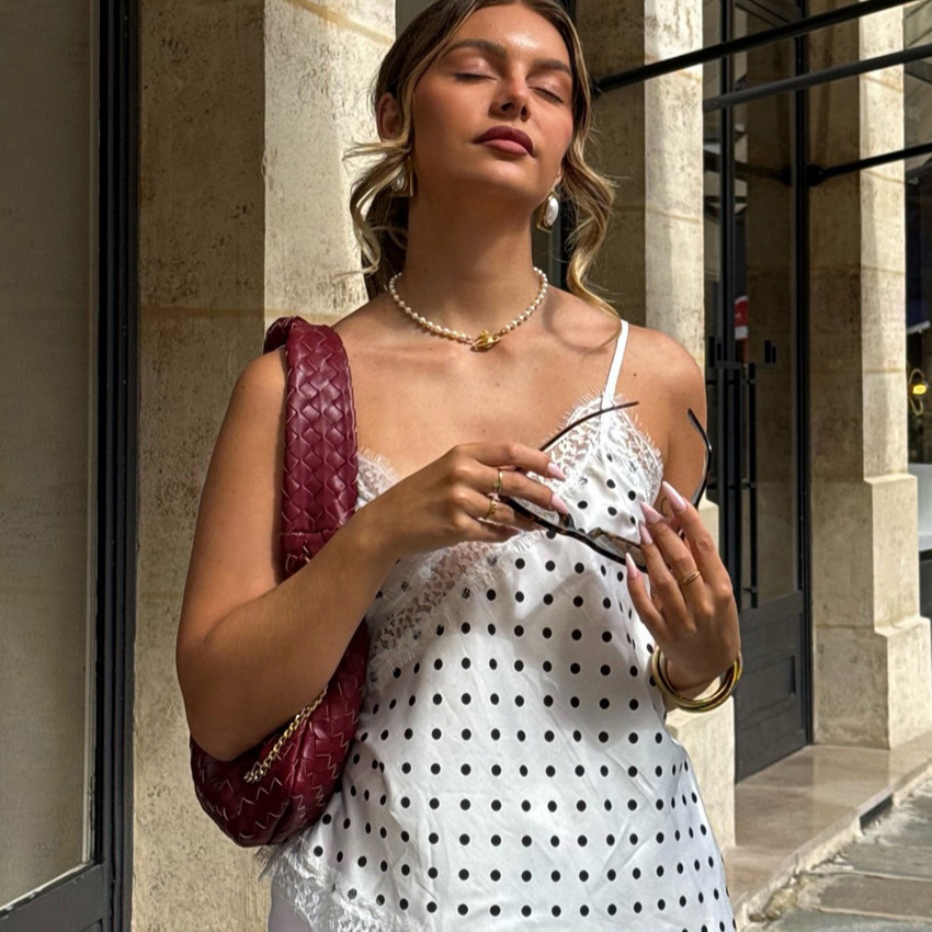 2026 primavera y verano nuevo cordón de punto de onda chaleco de cuello en V de la mujer transfronteriza francesa irregular cuello bajo camisa sin mangas