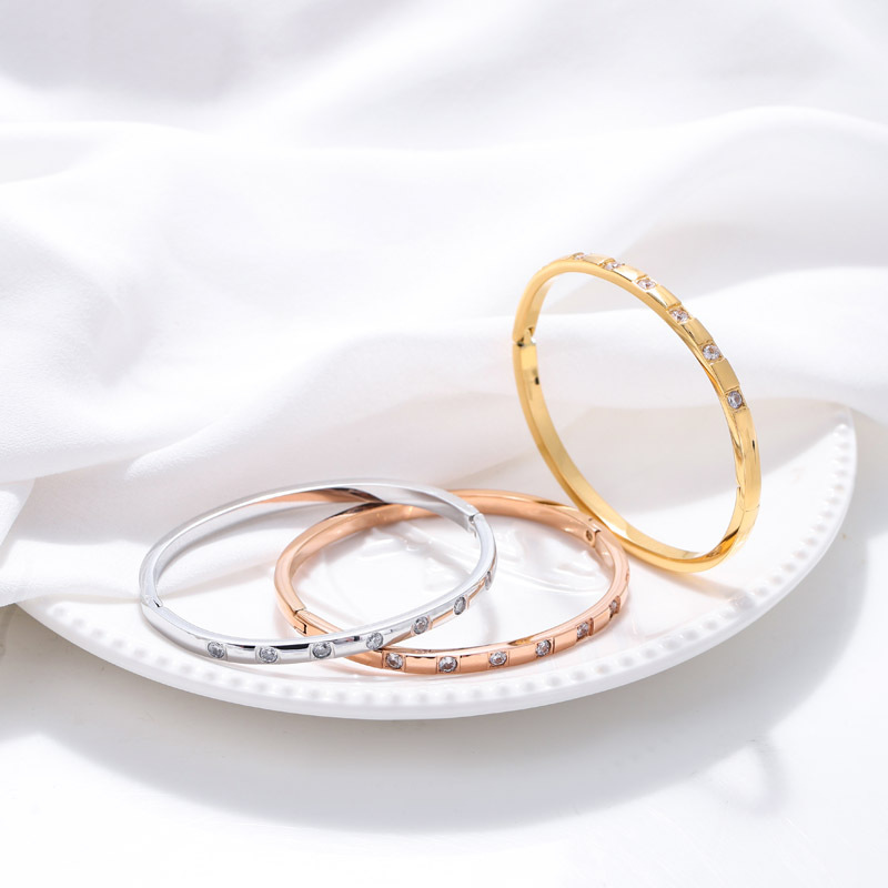 Moda coreana caliente venta de pulseras de acero de titanio mujeres no decoloración temperamento personalidad universal lleno de diamantes rojo ligero de lujo joyas de mano de moda