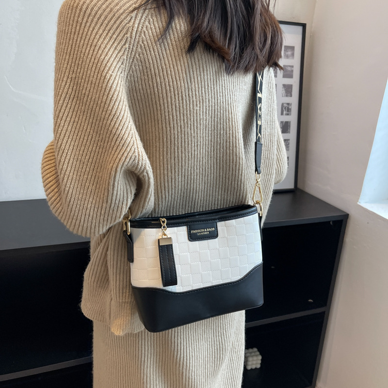 Bolsa de cubo de diamante transfronteriza para mujeres otoño / invierno 2025 nuevo cinturón ancho bolso de hombro bolso de viaje de moda