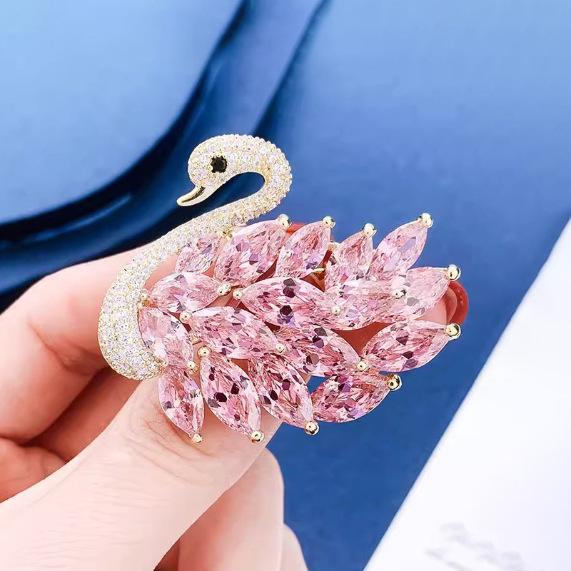 絶妙で多用途な白鳥のブローチ、ハイエンドの女性用韓国クリスタルコサージュデザイン、ニッチなピン、スーツアクセサリー|undefined