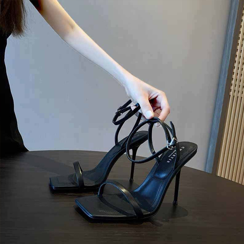 女性用ブラックハイヒールサンダル、女性用夏のクラシックワンラインハイヒール、2025年の新しいスタイルのロイヤルシスター着用|undefined