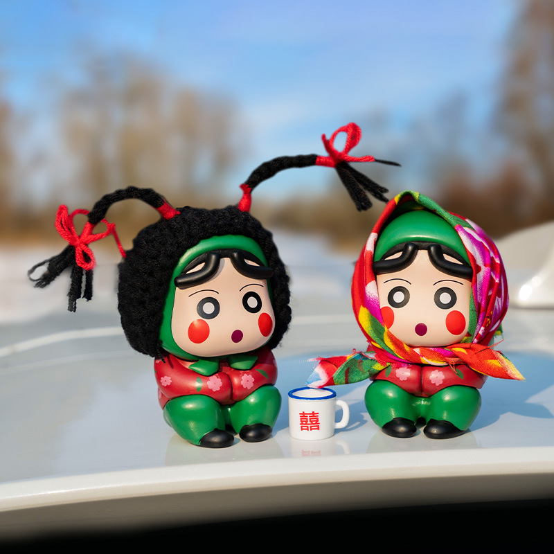 Decoración de coche Cuihua Village Flower Crayon Shin-chan Creativo Coche con decoración de celebridades de Internet Coche eléctrico Muñeca divertida Cola