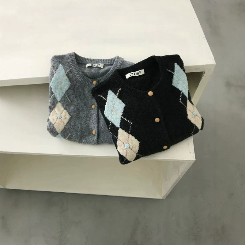 Now available: Korean designer nuese diamond knit cardigan, Korean-style women's clothing, simple color-blocking loose sweater jacket for autumn Now available: Korean designer nuese diamond knit cardigan, Korean-style women's clothing, simple color-blocking loose sweater jacket for autumn