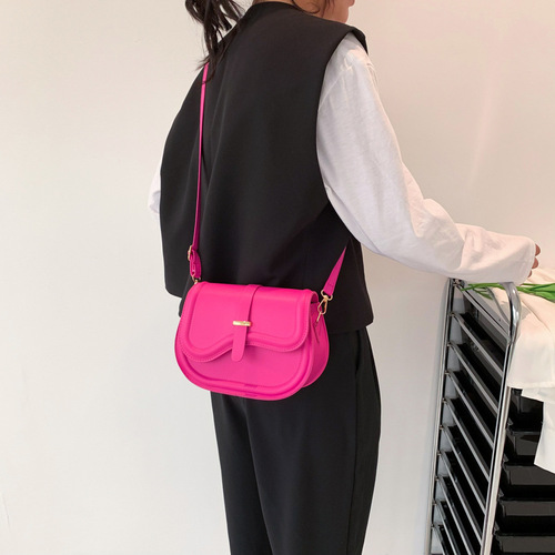 Trendy texture personalized simple bag for women  new trendy fashion crossbody bag simple western style shoulder saddle bag