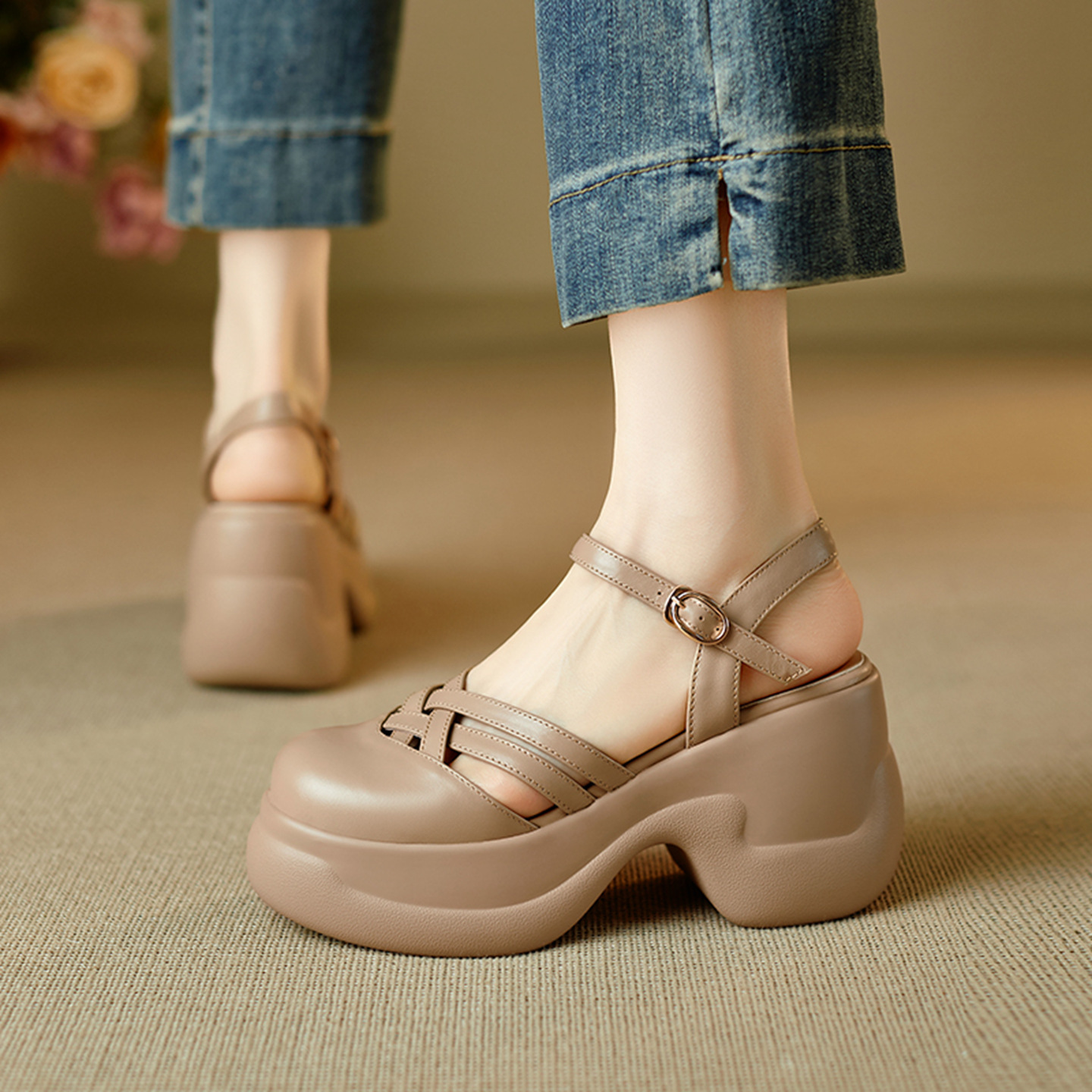 Sandal nữ quai chữ V đế bánh xốp dày dệt lồng phong cách La Mã — màu trắng ngà