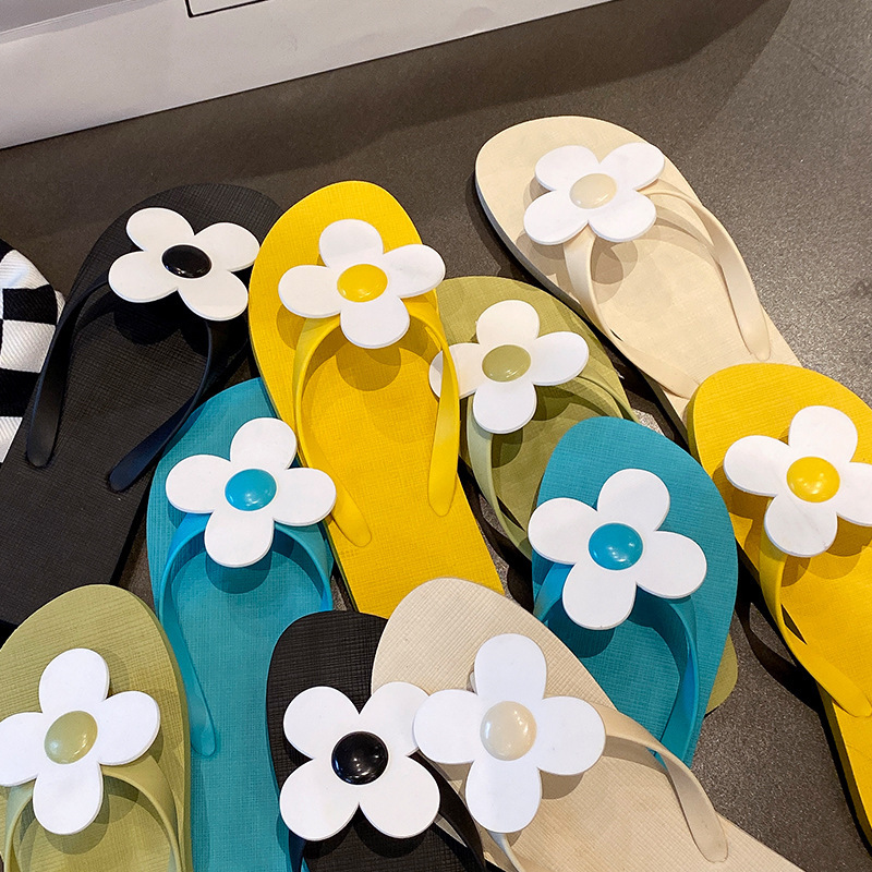 Sunflower Flip-Flops for Women, Trendy and Fashionable, Suitable for Students, Versatile, Stylish, Non-Slip Beach Sandals Sunflower Flip-Flops for Women, Trendy and Fashionable, Suitable for Students, Versatile, Stylish, Non-Slip Beach Sandals