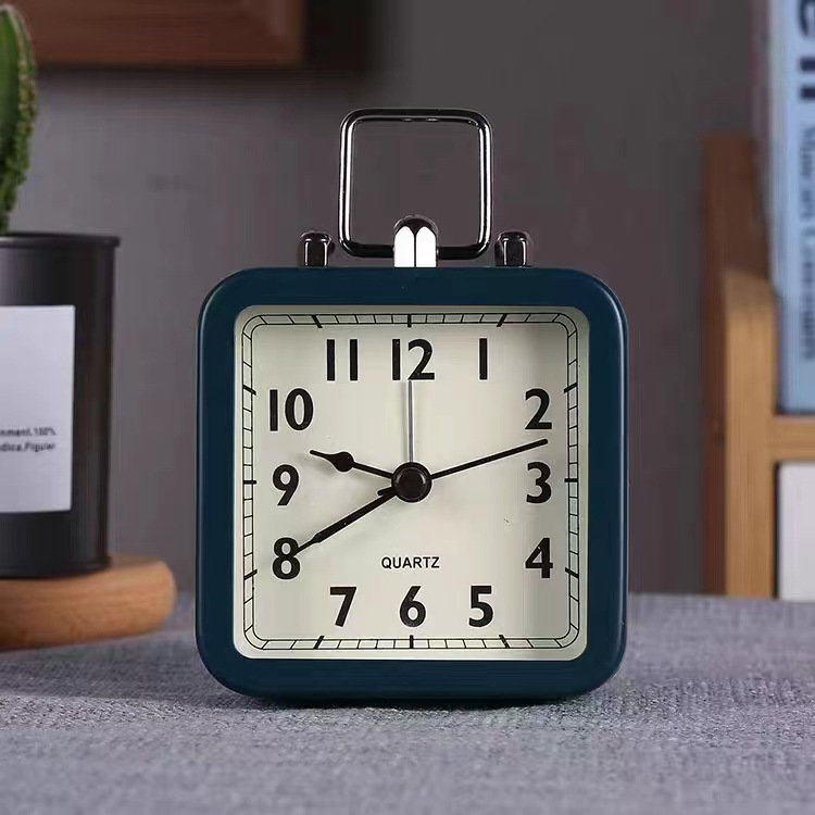 Directo de fábrica de moda simple cuadrado de plástico retro pequeño reloj de alarma dormitorio de noche mudo despertador electrónico