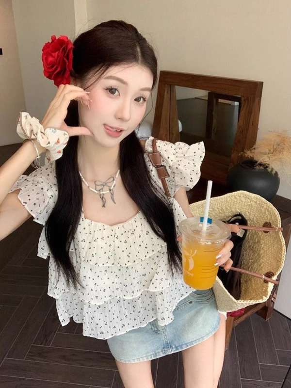 黒のスクエアネック小さなフライングスリーブ花柄ベビードールシャツ女性の夏のフレンチデザインショートノースリーブTシャツトップ|undefined