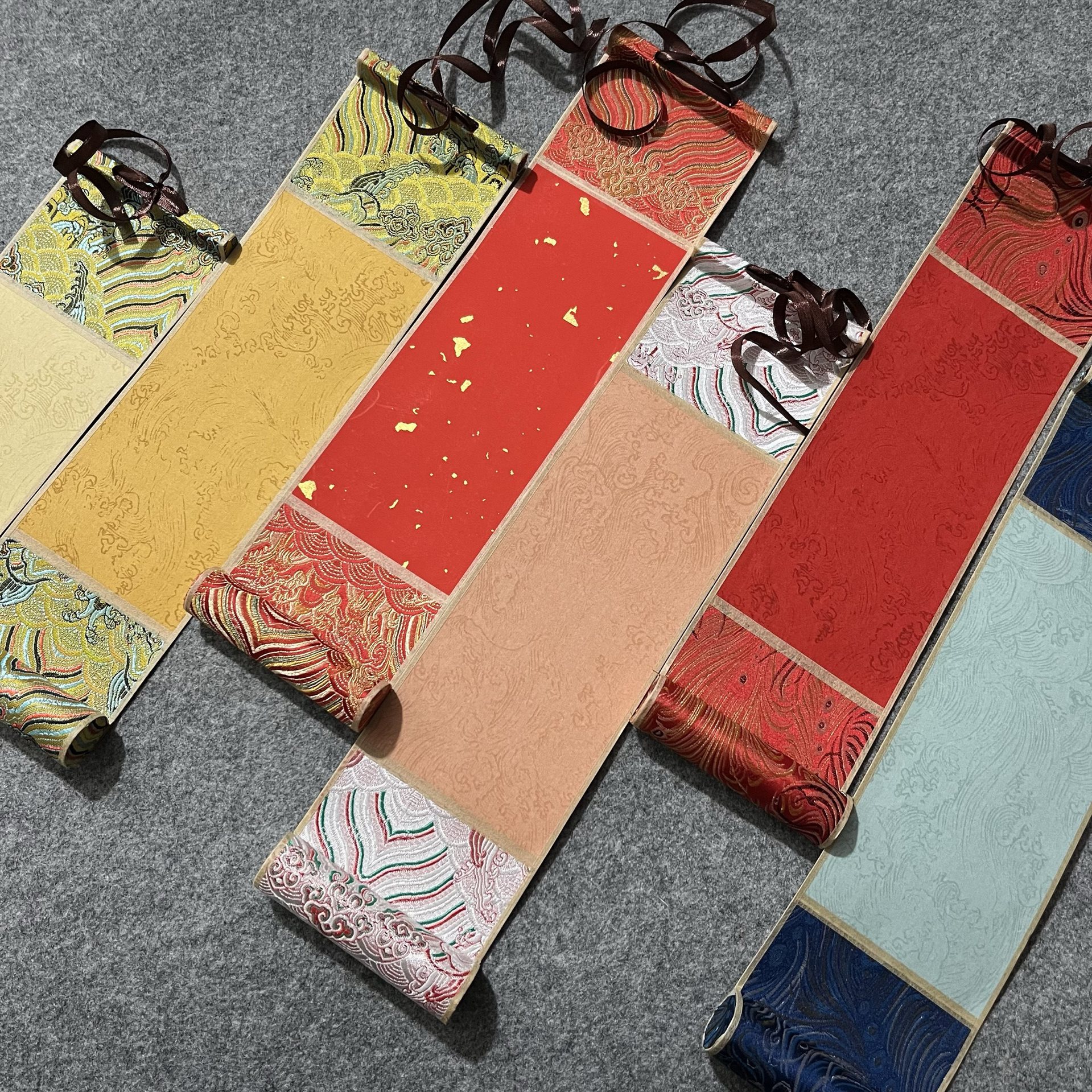 手持结婚对联手写书法迷你小卷轴手拿婚礼拍照道具女方入户门