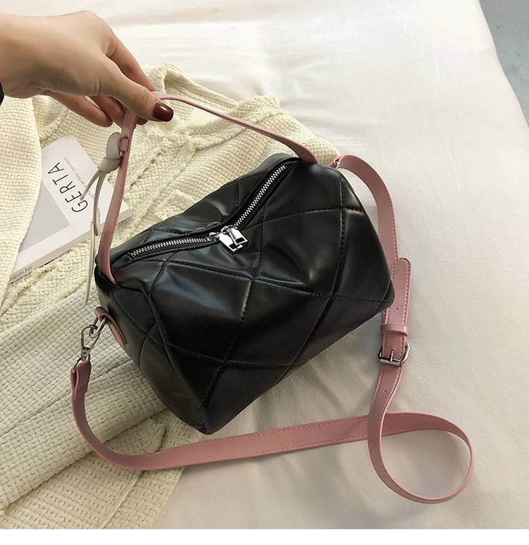 Fashion Texture Handbag 2021 New Niche Rhomboid Pillow Bag Messenger Bag display picture 14